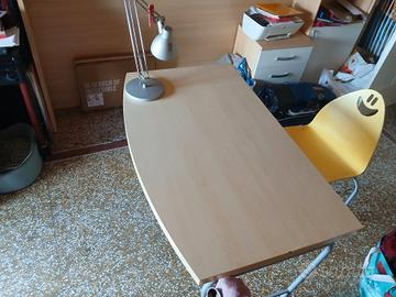 Tavolo per studiare con sedia gialla