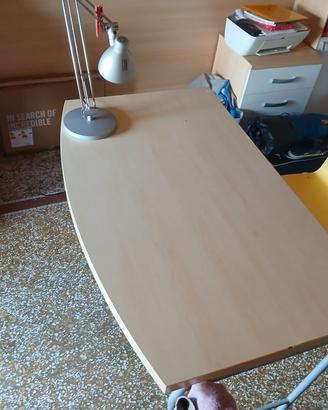 Tavolo per studiare con sedia gialla