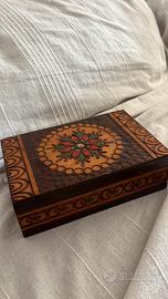 Scatola portagioie in legno orientale intagliata