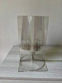 Lampada Kartell Take da comodino
