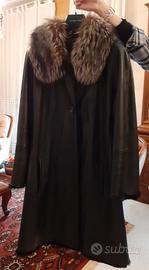 Cappotto di pelle nero da donna con collo di volpe