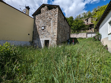 Rustico con terreno fronte strada