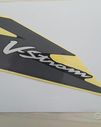 Adesivo emblema sx suzuki dl650 v-strom 04/06