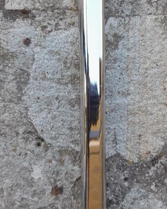 Due appendi e porta asciugamani in metallo lucido.