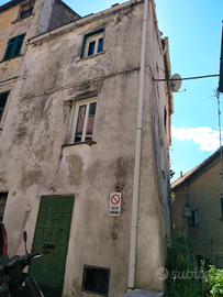 Casa su 3 livelli da ristrutturare