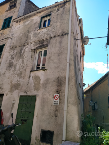 Casa su 3 livelli da ristrutturare