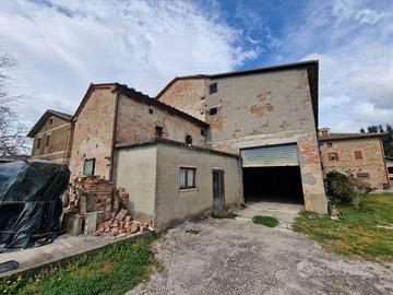 Rustico / Casale di 200 m² con più di 5 locali e b