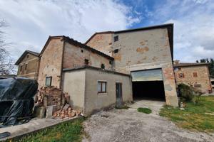 Rustico / Casale di 200 m² con più di 5 locali e b