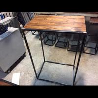 Tavoli e sgabelli stile industrial