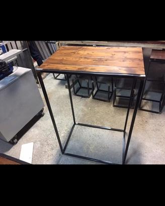 Tavoli e sgabelli stile industrial