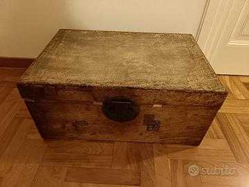 Baule Antico Orientale in cuoio con sigilli