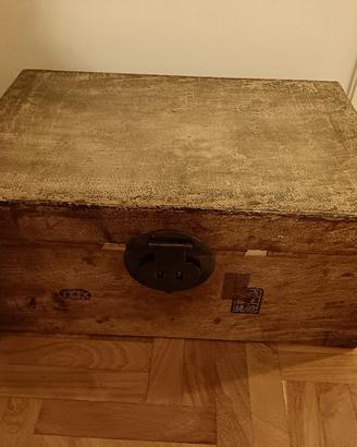 Baule Antico Orientale in cuoio con sigilli