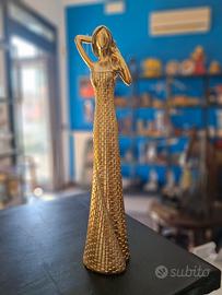 statua di figura femminile 