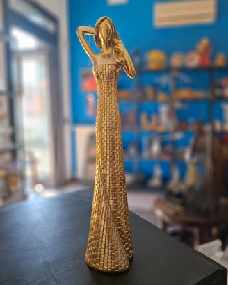 statua di figura femminile 
