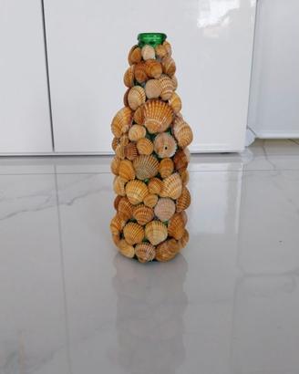 Bottiglia di conchiglie