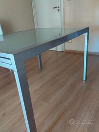 Tavolo in vetro opaco e struttura in ferro