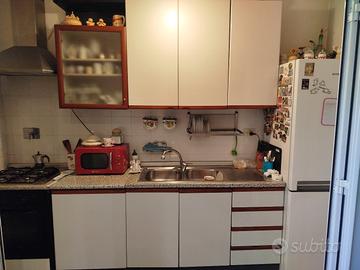 Cucina completa con frigo combinato