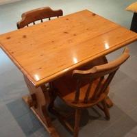 Tavolo e sedie da taverna