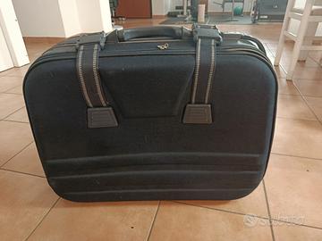 Valigia con rotelle e maniglia