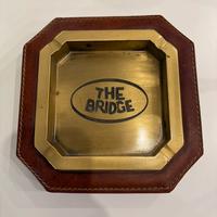 Posacenere The Bridge in cuoio e ottone – vintage