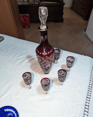Servizio cristallo rosso bicchieri e decanter 