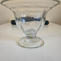 Vaso in vetro soffiato a mano, scuola di Murano.