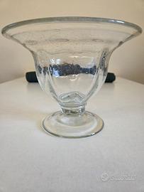 Vaso in vetro soffiato a mano, scuola di Murano.