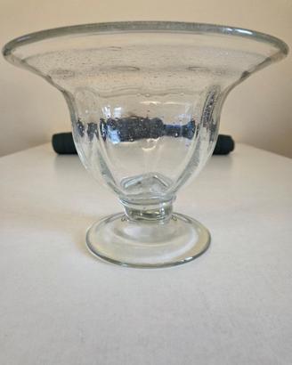 Vaso in vetro soffiato a mano, scuola di Murano.