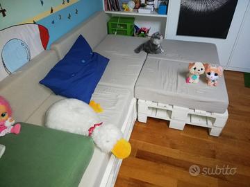 divano in pallet con penisola completo di cuscini