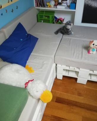 divano in pallet con penisola completo di cuscini