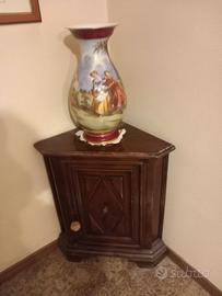 ANGOLO CON VASO DECORATO