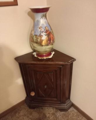 ANGOLO CON VASO DECORATO