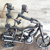 Moto naked motocicletta, scultura viti e bulloni.