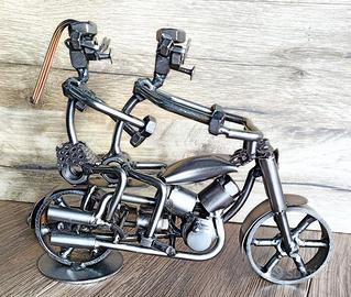 Moto naked motocicletta, scultura viti e bulloni.