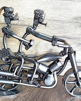 Moto naked motocicletta, scultura viti e bulloni.