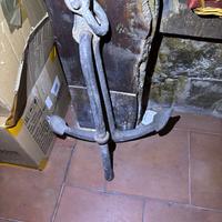 Antica ancora a ceppo fisso in ferro pieno