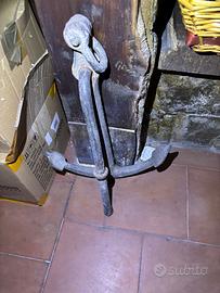 Antica ancora a ceppo fisso in ferro pieno