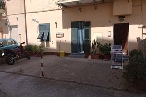 Trilocale arredato con corte privata per due auto