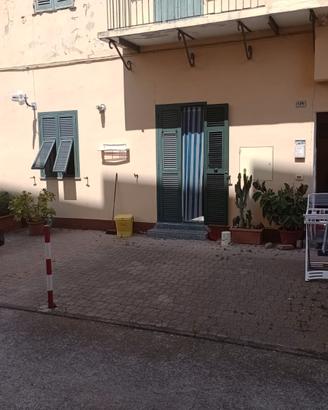 Trilocale arredato con corte privata per due auto