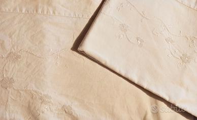 Lenzuolo antico ricamato a mano