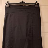 Gonna nera elasticizzata.