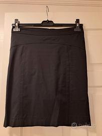 Gonna nera elasticizzata.