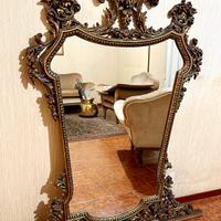 Grande specchio dorato appartenente a una consolle