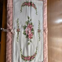 Tovaglietta a punto croce fatta a mano rosa