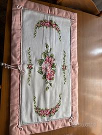 Tovaglietta a punto croce fatta a mano rosa