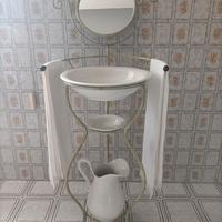 Lavabo vintage con specchio in ferro battuto