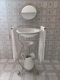 Lavabo vintage con specchio in ferro battuto