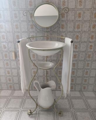 Lavabo vintage con specchio in ferro battuto