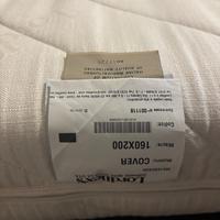 Letto in legno con materasso