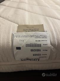 Letto in legno con materasso